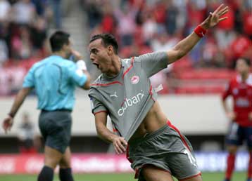 Ίδρωσε αλλά «καβάλησε» την κορυφή ο Ολυμπιακός, νίκη του Αρη, «Χ» στη Λάρισα