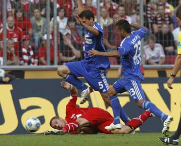 Αμβούργο και Λεβερκούζεν παρέμειναν στην κορυφή