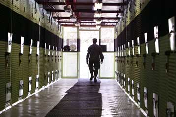 «Πιο περίπλοκο από όσο πιστεύαμε» το κλείσιμο του Γουαντάναμο, λέει ο Ρόμπερτ Γκέιτς