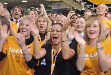 Kεντροδεξιό συνασπισμό υπό Μέρκελ και καταποντισμό SPD δείχνουν οι γερμανικές κάλπες