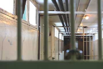 Την κράτηση Αφγανής ανήλικης καταγγέλλει το ΠΑΣΟΚ