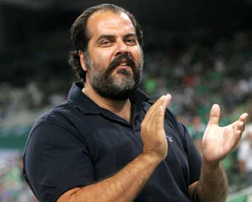 «Χειρουργεία» και η απορία του Πατέρα για Ολυμπιακό