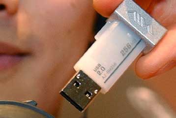 Σε οπτικές ίνες θα μπορούσαν να βασιστούν οι επόμενες εκδόσεις του USB