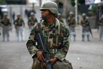 Σκληραίνει την στάση της η de facto κυβέρνηση της Ονδούρας