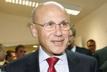 Λύση του Κυπριακού «με δυο πολιτικά ίσα, συνιστώντα κράτη» ζητά ο Μ.Ταλάτ