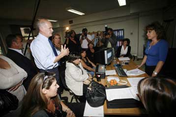 Διάλογο για τον εξανθρωπισμό των εργασιακών σχέσεων υπόσχεται ο Γ.Παπανδρέου