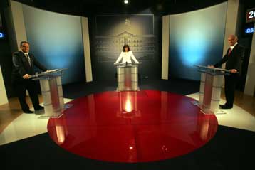 Η εκλογική στρατηγική Καραμανλή-Παπανδρέου στο επίκεντρο της κόντρας ΝΔ-ΠΑΣΟΚ