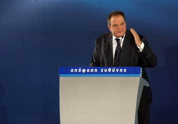 Αποφασισμένος να ελέγξει τα δημοσιονομικά εμφανίζεται εκ νέου ο Κώστας Καραμανλής