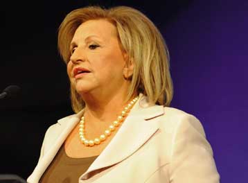 Κανένα πρόβλημα ρευστότητας στα Ταμεία, διαβεβαιώνει η υπουργός Απασχόλησης