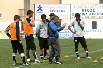 Υπομονή ζήτησε ο Σάντος που έχει γεμάτο απουσιολόγιο