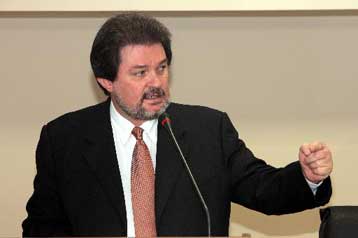 Αντιπαράθεση Κουμουτσάκου – Μίχα για την αμοιβή του νομάρχη Πειραιά