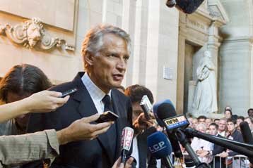 Αρνείται ο Ντε Βιλπέν ότι προσπάθησε να δυσφημήσει τον Ν.Σαρκοζί