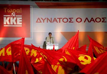 Για εκβιαστικά διλήμματα κατηγόρησε τα δύο μεγάλα κόμματα η Αλέκα Παπαρήγα