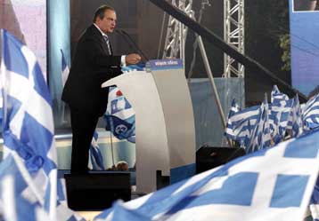 Απουσία Παπανδρέου «στα δύσκολα ερωτήματα» καταγγέλλει ο Κώστας Καραμανλής