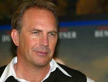 Στην Ελλάδα ως… μουσικός ο Κέβιν Κόστνερ