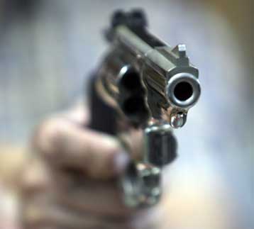 Οπαδός απείλησε με όπλο διαιτητή σε ματς στην Πέλλα