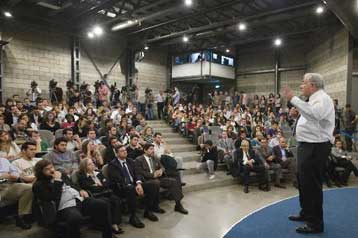 Ιπτάμενο παπούτσι κατά του Ντομινίκ Στρος-Καν στην Κωνσταντινούπολη