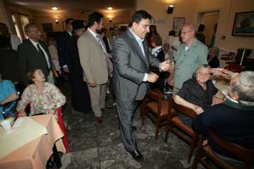 Το Γηροκομείο Αθηνών επισκέφθηκε ο Γ.Καρατζαφέρης