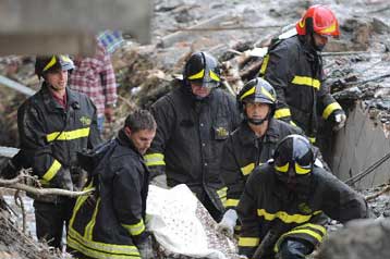 Βυθισμένη στη λάσπη η Σικελία μετρά νεκρούς και αναζητά αγνοούμενους