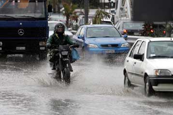 Κυκλοφοριακά προβλήματα στην Αττική από τη δυνατή βροχόπτωση