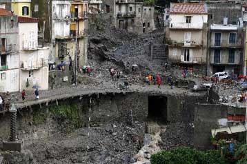 Καταστροφή και απελπισία στη Μεσσήνη, 20 νεκροί και δεκάδες αγνοούμενοι