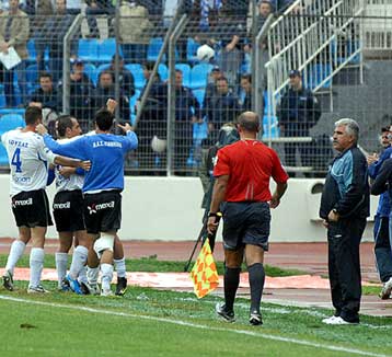 Σκληρή κριτική παρά τη νίκη από Παράσχο, με τον «Ελε» τα… έβαλε ο Παπακώστας