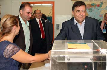 Να καταψηφίσουν τα μεγάλα κόμματα ζήτησε από τους πολίτες ο Γ.Καρατζαφέρης