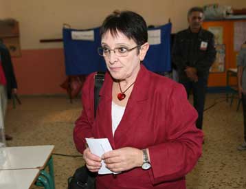 Εμπιστευθείτε μας, είπε η Αλ.Παπαρήγα μετά την άσκηση του εκλογικού της δικαιώματος