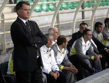 Συγνώμη από τους οπαδούς της ΑΕΚ ζήτησε ο Μπάγεβιτς, ικανοποιημένος ο Ματζουράκης