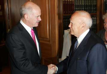 Πρωθυπουργός ορκίζεται ο Γ.Παπανδρέου ενώπιον του Προέδρου της Δημοκρατίας