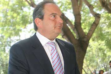 Στο νοσοκομείο «Ερρίκος Ντυνάν» νοσηλεύεται η κ. Αλίκη Καραμανλή