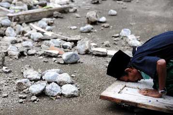 Ζημιές σε χιλιάδες σπίτια προξένησε ο καταστροφικός σεισμός στη Σουμάτρα