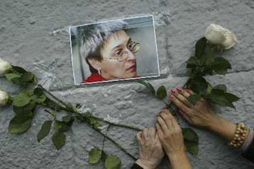 Νέοι ύποπτοι εμφανίζονται τρία χρόνια μετά τη δολοφονία της Αννα Πολιτκόφσκαγια