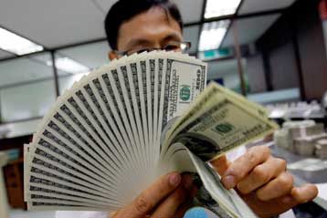 Διαψεύδουν τα Κράτη του Κόλπου ότι εξετάζουν «εξοβελισμό» του δολαρίου