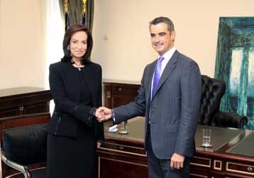 Σε κλίμα συγκίνησης οι τελετές παράδοσης-παραλαβής των υπουργείων