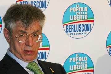 «Βράζει» η Ιταλία αναμένοντας την ετυμηγορία για την ασυλία του Μπερλουσκόνι