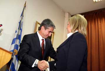 Θα μιλάμε ευθέως για εργασία, είπε ο Ανδ.Λοβέρδος παραλαμβάνοντας από την Φ.Πετραλιά