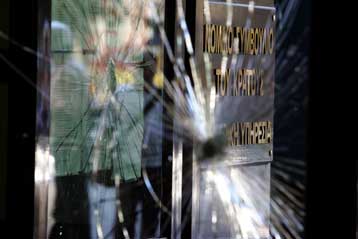 Ζημιές στο κέντρο από επίθεση νεαρών και τηλεφώνημα για βόμβα στο Κολωνάκι