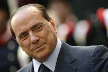 «Viva lItalia, viva Berlusconi» – Ο Καβαλιέρε, οι δίκες και οι «καρχαρίες»