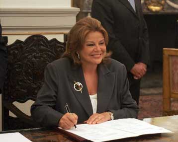 Η κρίση αντιμετωπίζεται με ανάταξη της οικονομίας, τονίζει η υπουργός Οικονομίας