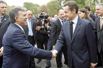 «Ειλικρινά και φιλικά» συμφώνησαν ότι διαφωνούν Γκιουλ και Σαρκοζί στο Παρίσι