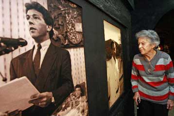 Μεγάλη έκθεση στη μνήμη του Γεργκ Χάιντερ ένα χρόνο μετά το θάνατό του