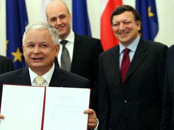 Την υπογραφή του στη Συνθήκη της Λισαβόνας έβαλε ο Πολωνός πρόεδρος