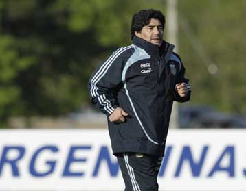 Την αποχώρηση του Μαραντόνα από την εθνική επιθυμούν οι φίλαθλοι στην Αργεντινή