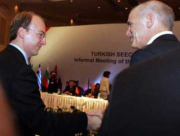 Θετικές αναφορές στα ΜΜΕ της ΠΓΔΜ για τη χειραψία Παπανδρέου – Μιλόσοσκι