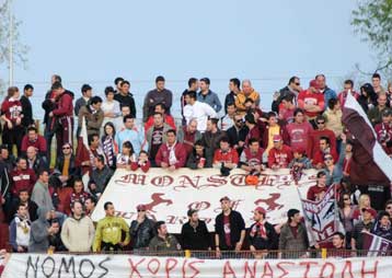 Συμπαράσταση σε παίκτες και προπονητή δήλωσαν οργανωμένοι οπαδοί της Λάρισας