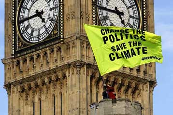 Ακτιβιστές υψώνουν πανό για το κλίμα στην οροφή του Ουέστμινστερ