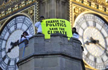 Στη στέγη του Ουέστμινστερ παραμένουν ακτιβιστές της Greenpeace