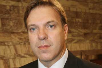 Πρώτα ενημέρωση και μετά χάραξη πολιτικής για την οικονομία, λέει ο Γ.Πεταλωτής