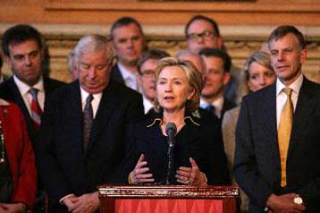 Αμερικανική βοήθεια στο ταξίδι της Β.Ιρλανδίας προς την ειρήνη υπόσχεται η Χίλαρι